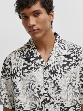 Mode of One Men's Relaxed-Fit Printed Button-Down Camp Shirt, SIZE M NWT